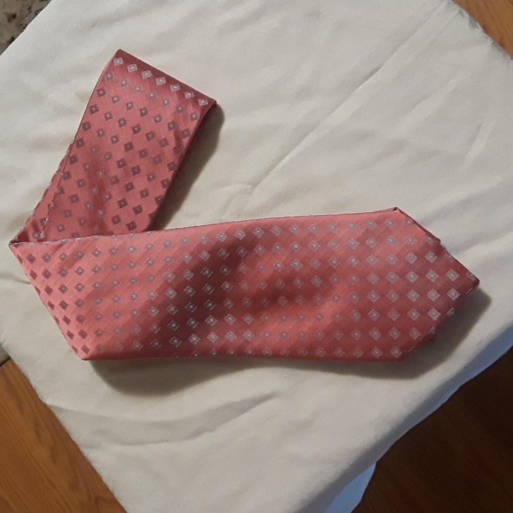 Calvin Klein Coral Salmon Geometric 100% Silk Designer Mens Necktie. NWOT